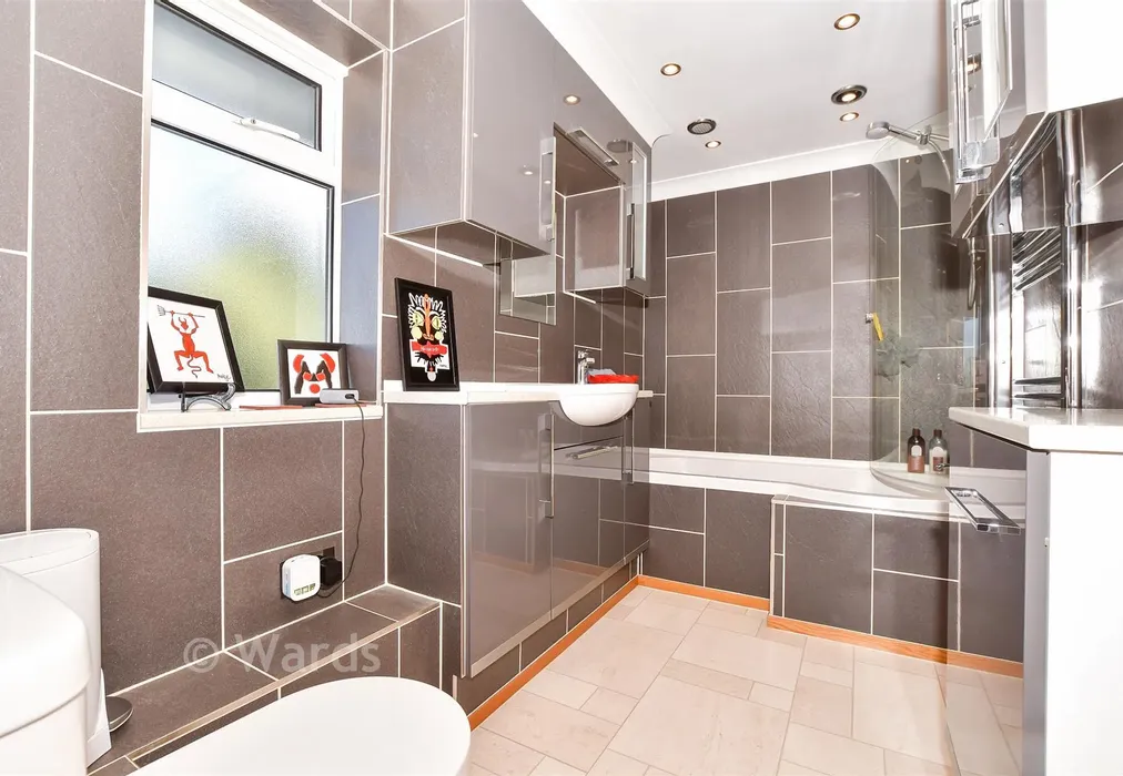 Bathroom - Plover Road, Birds Estate, Larkfield, Kent - Wards of Kent