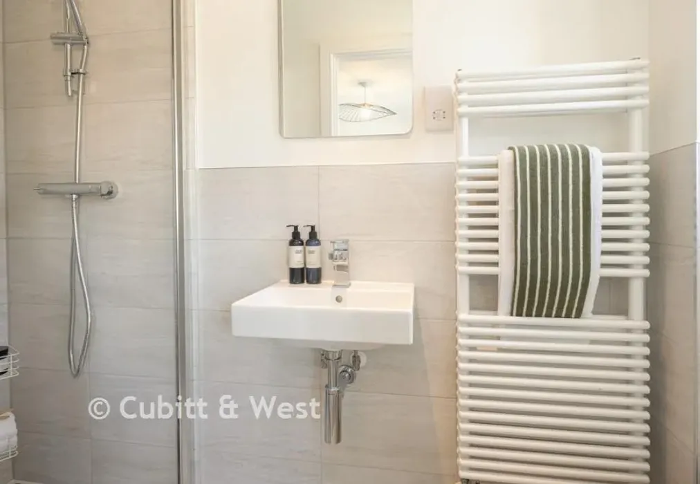 En-Suite - Heather Lane, The Cygnets, South Chailey, East Sussex - Wards of Kent
