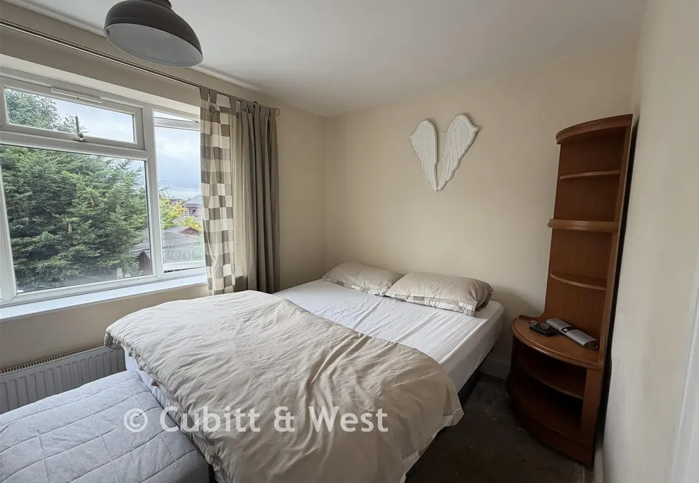 Bedroom 1 - Colman Way, Redhill, Surrey - Wards of Kent