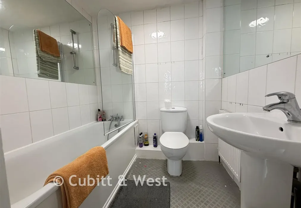 Bathroom - Colman Way, Redhill, Surrey - Wards of Kent