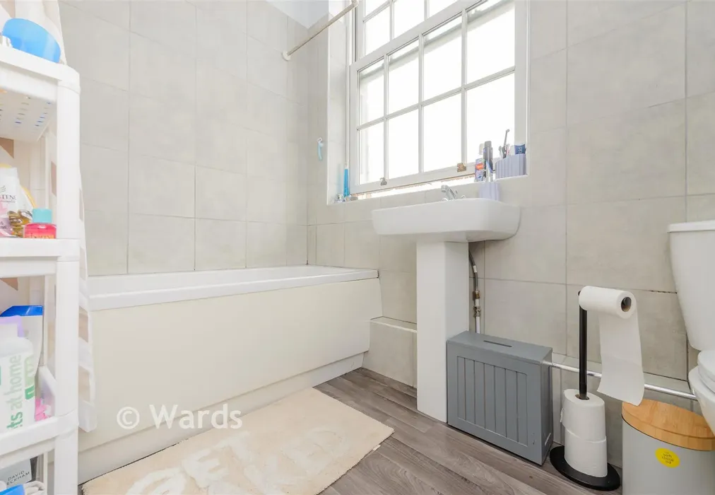 Bathroom - Darnley Street, Gravesend, Kent - Wards of Kent