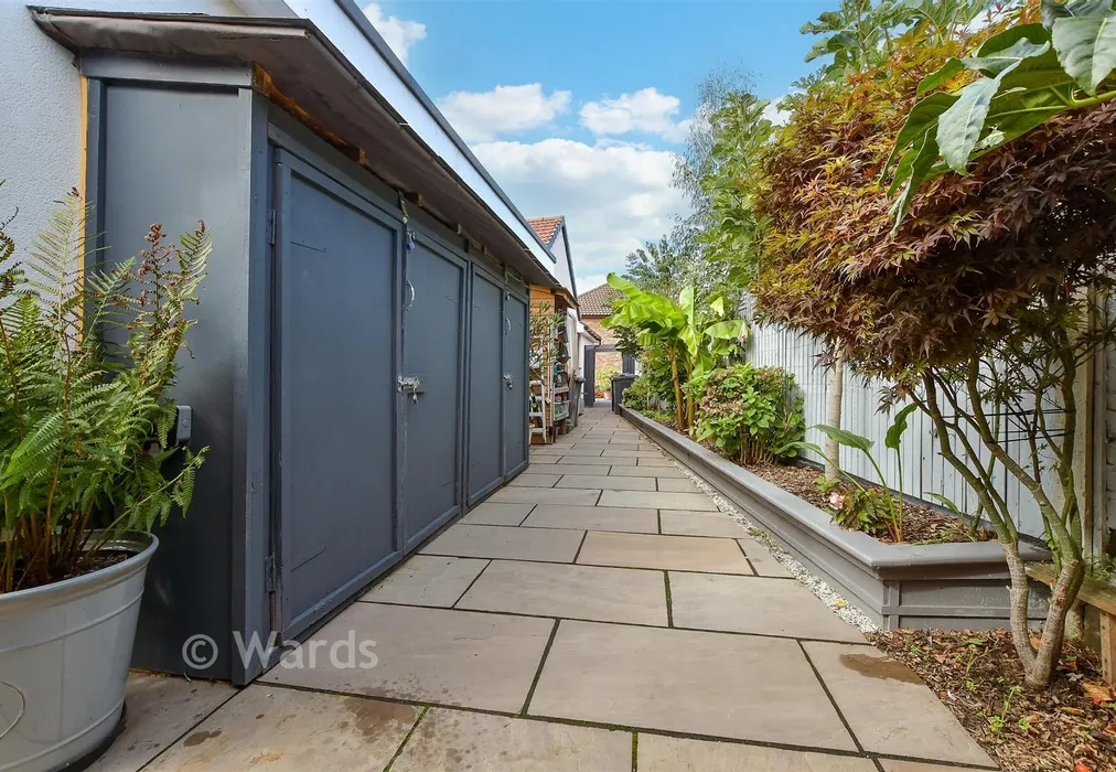 Side Garden - Victoria Road, Canterbury, Kent - Wards of Kent