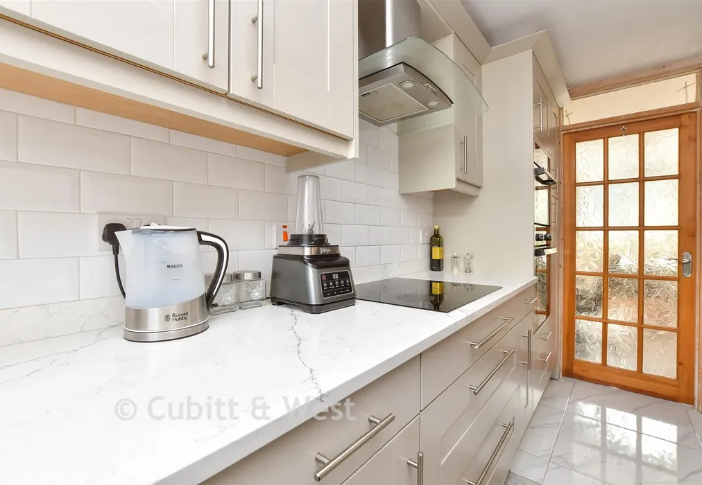 Kitchen - Observatory Walk, Redhill, Surrey - Wards of Kent