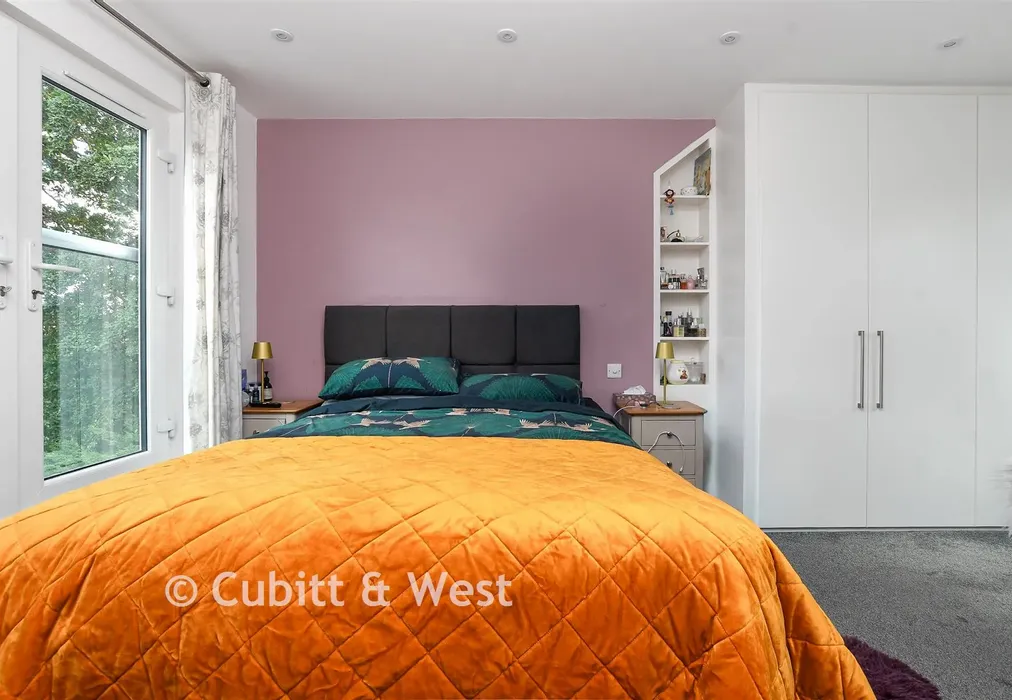 Bedroom 1 - The Meadway, Horley, Surrey - Wards of Kent