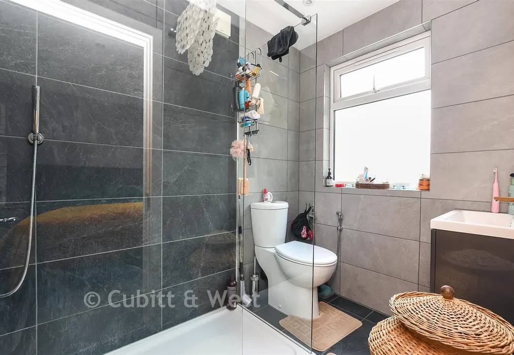 En-Suite - The Meadway, Horley, Surrey - Wards of Kent