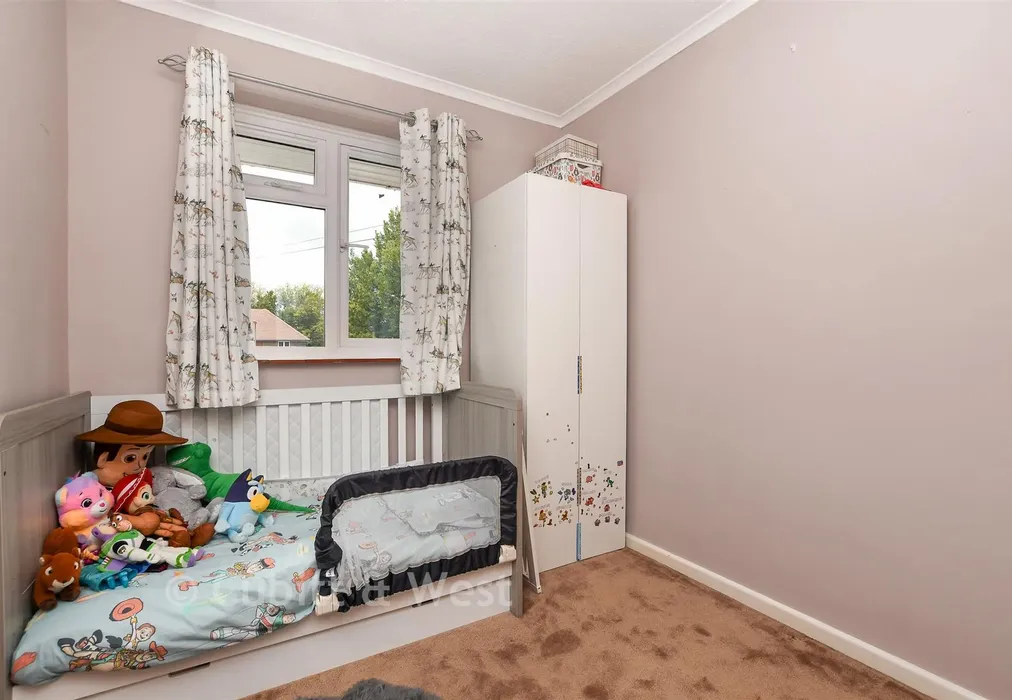 Bedroom 5 - The Meadway, Horley, Surrey - Wards of Kent