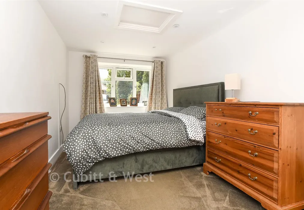 Bedroom 2 - The Meadway, Horley, Surrey - Wards of Kent