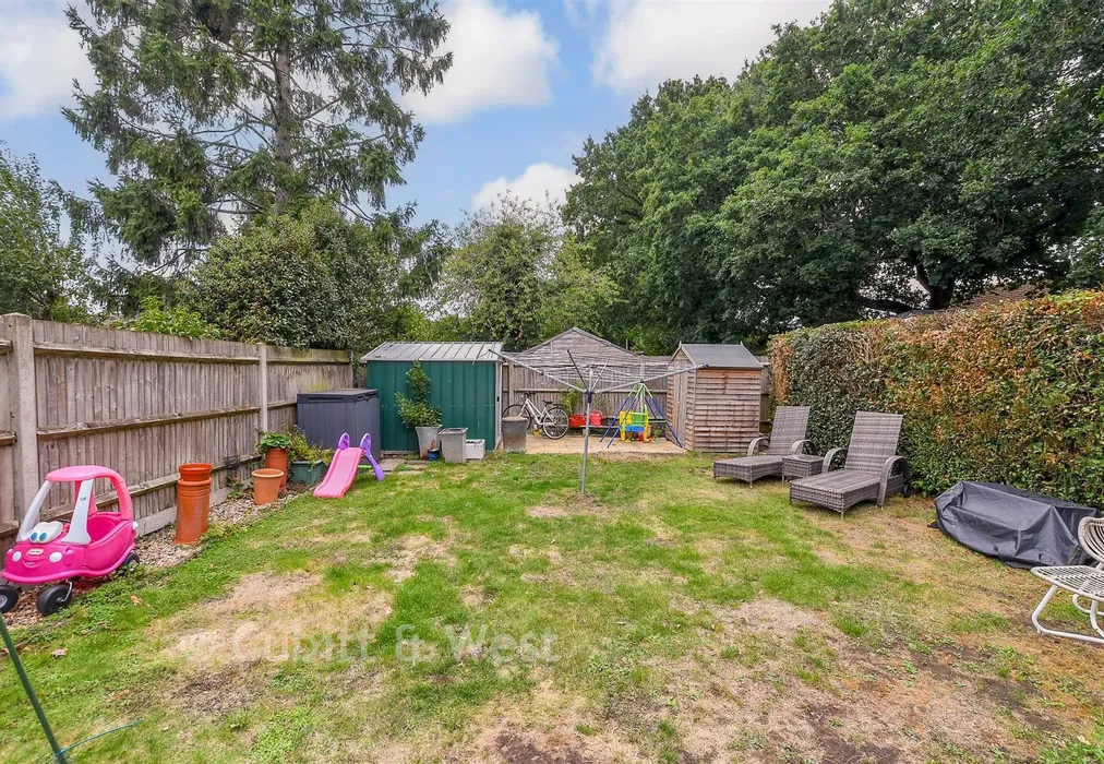 Rear Garden - The Meadway, Horley, Surrey - Wards of Kent