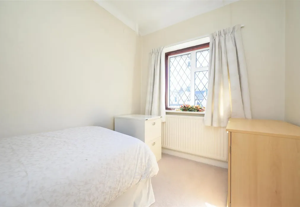 Bedroom 3 - Epsom Lane South, Tadworth, Surrey - Wards of Kent