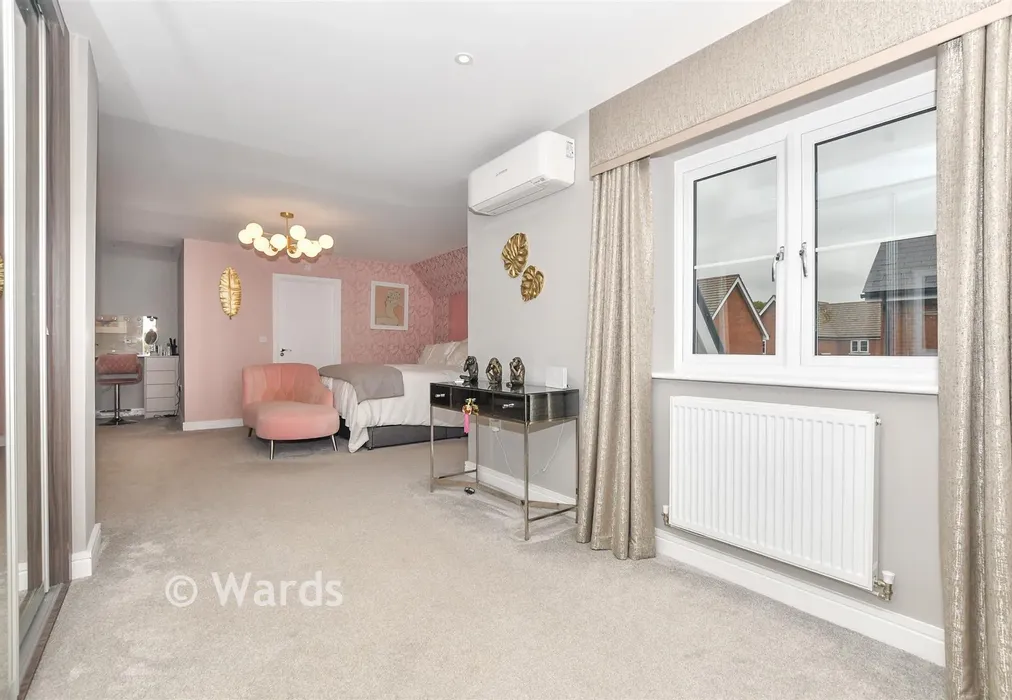 Bedroom 1 - The Wickets, Marden, Kent - Wards of Kent