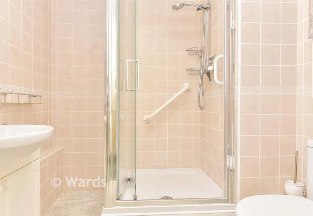Bathroom - East Street, Faversham, Kent - Wards of Kent