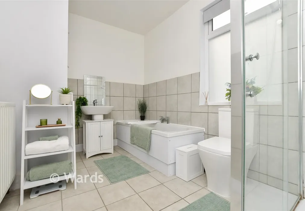 Bathroom - Oxford Street, Margate, Kent - Wards of Kent