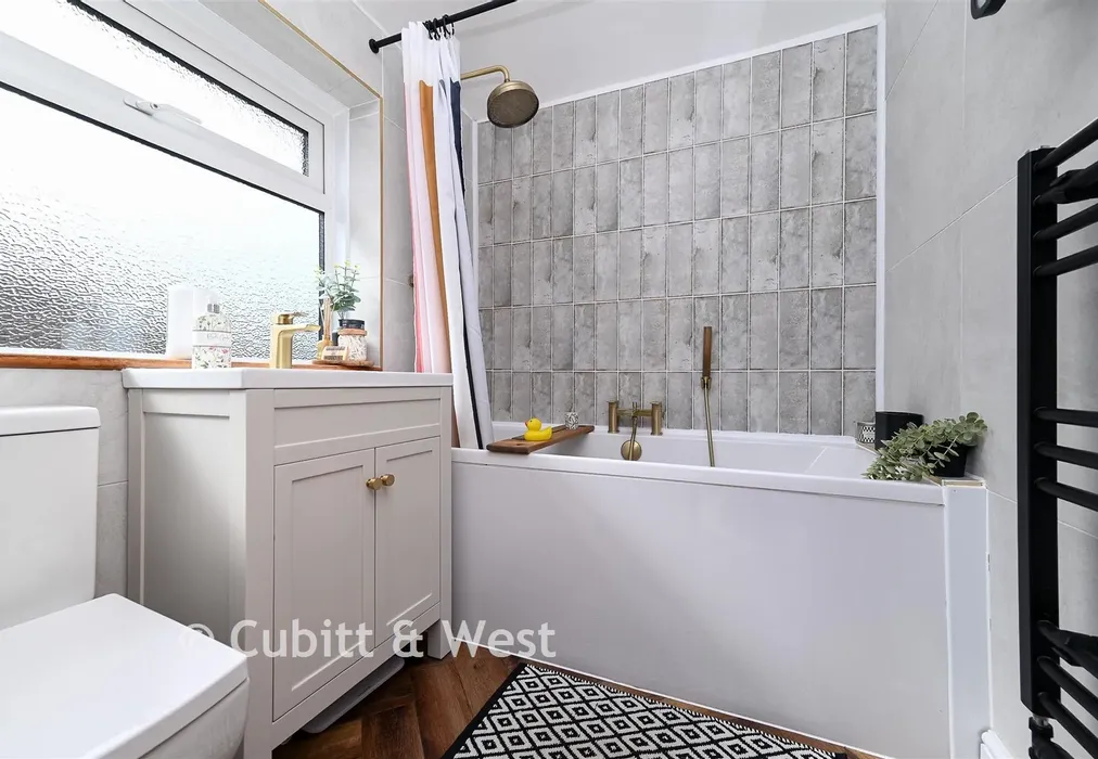 Family Bathroom - Chalkpit Lane, Dorking, Surrey - Wards of Kent
