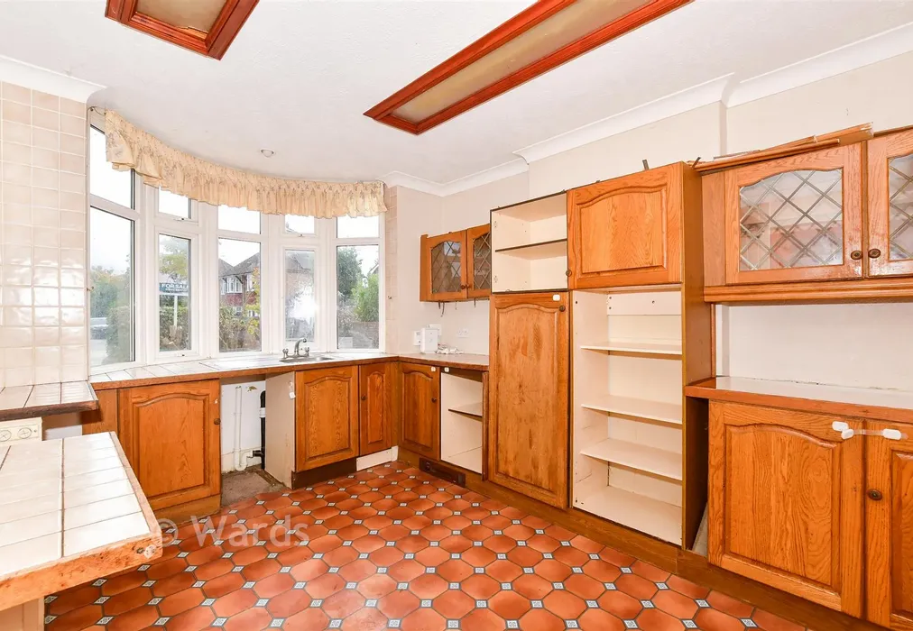 Kitchen - Brockenhurst Avenue, Maidstone, Kent - Wards of Kent