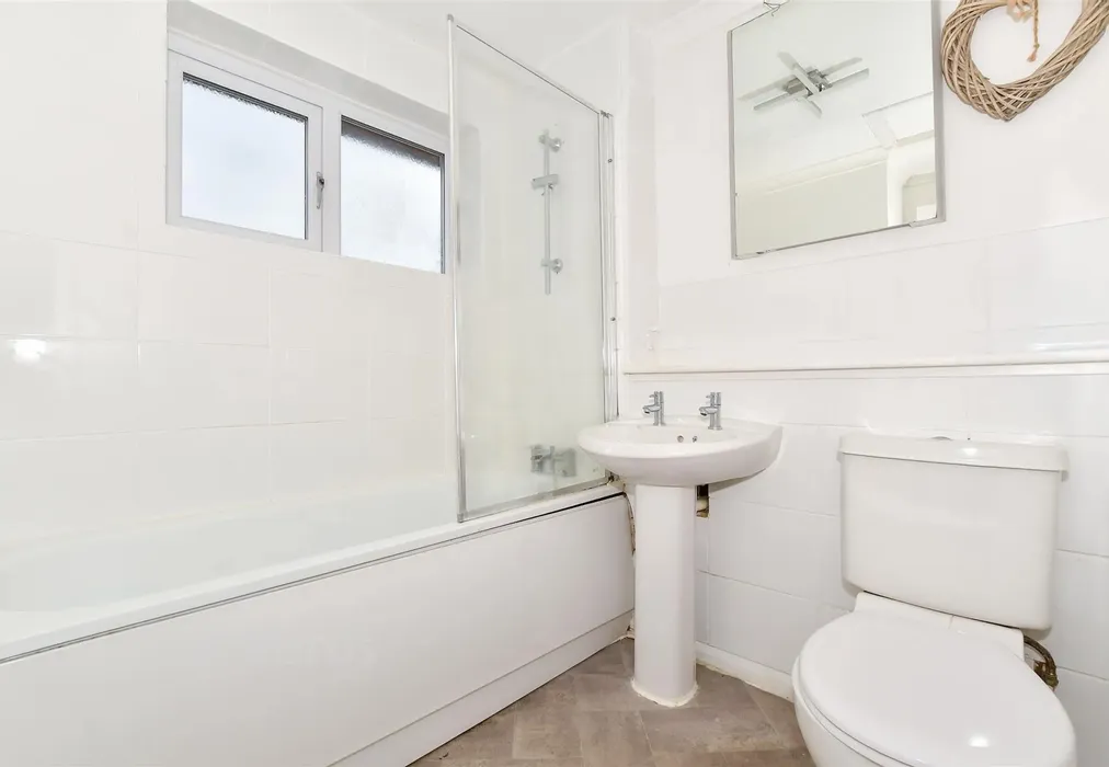 Bathroom - The Head Race, Maidstone, Kent - Wards of Kent