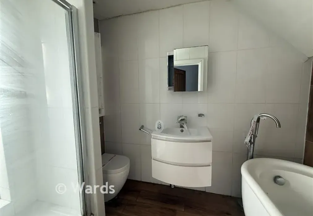 Bathroom - London Road, Teynham, Kent - Wards of Kent