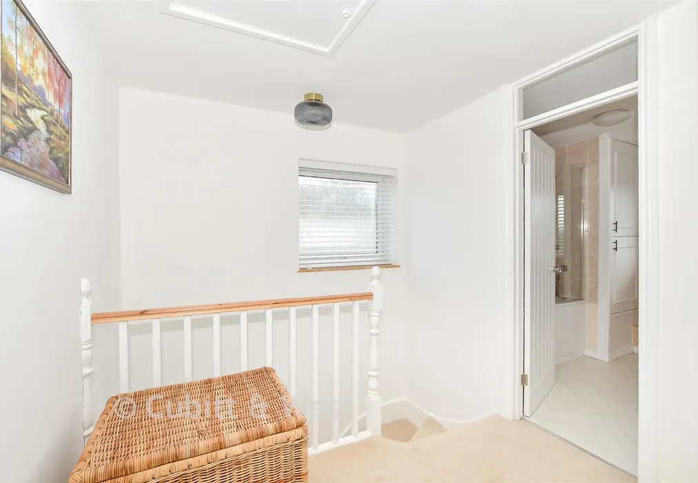 Landing - Kennedy Avenue, East Grinstead, West Sussex - Wards of Kent