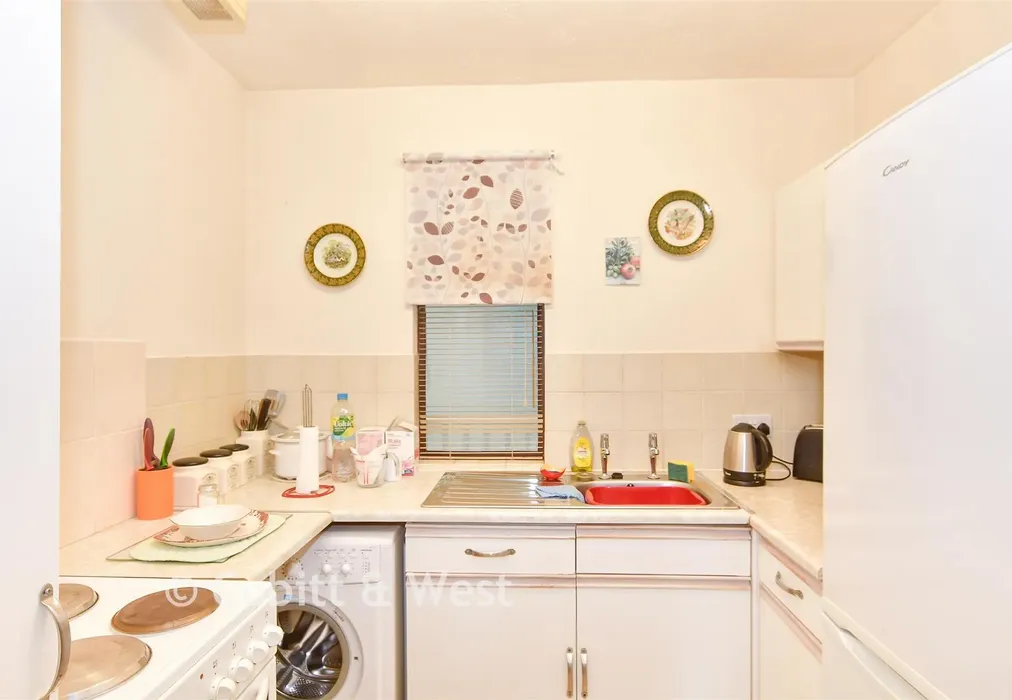 Kitchen - Fairfield Road, East Grinstead, West Sussex - Wards of Kent