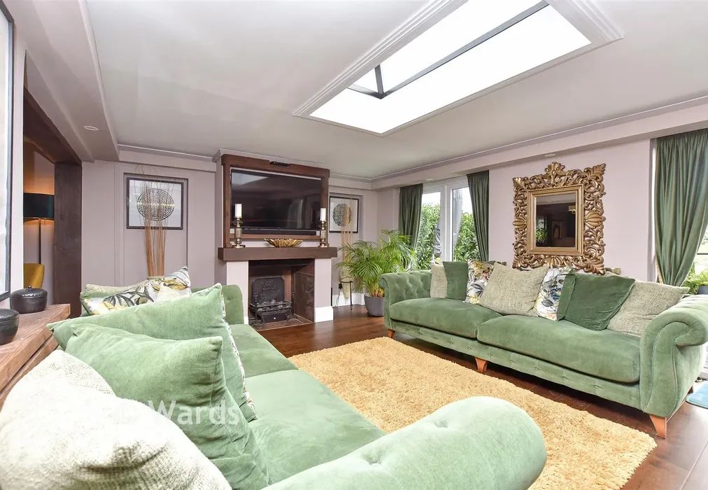 Lounge - Imperial Avenue, Minster On Sea, Sheerness, Kent - Wards of Kent