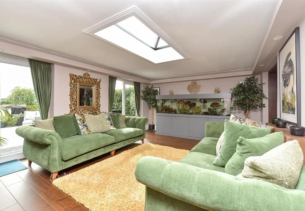 Lounge - Imperial Avenue, Minster On Sea, Sheerness, Kent - Wards of Kent