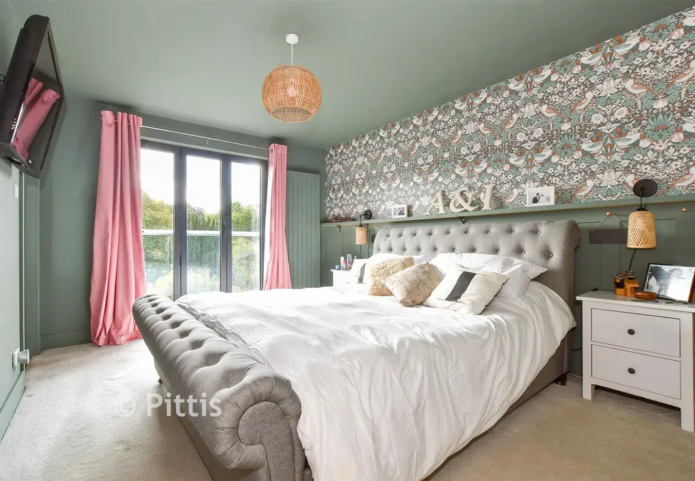 Bedroom 1 - Clatterford Road, Newport, Isle of Wight - Wards of Kent