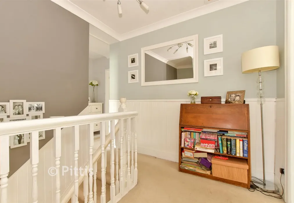Landing - Clatterford Road, Newport, Isle of Wight - Wards of Kent