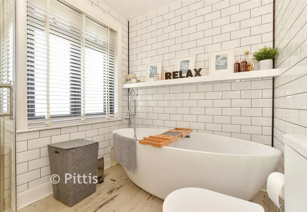 Bathroom - Clatterford Road, Newport, Isle of Wight - Wards of Kent