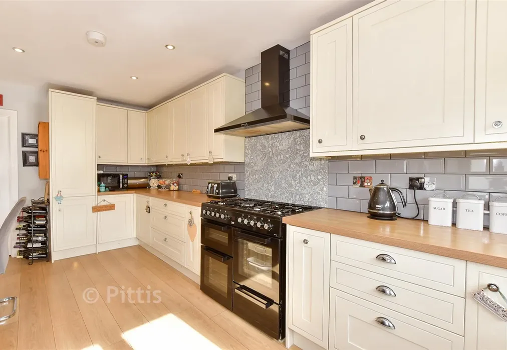 Kitchen - Clatterford Road, Newport, Isle of Wight - Wards of Kent