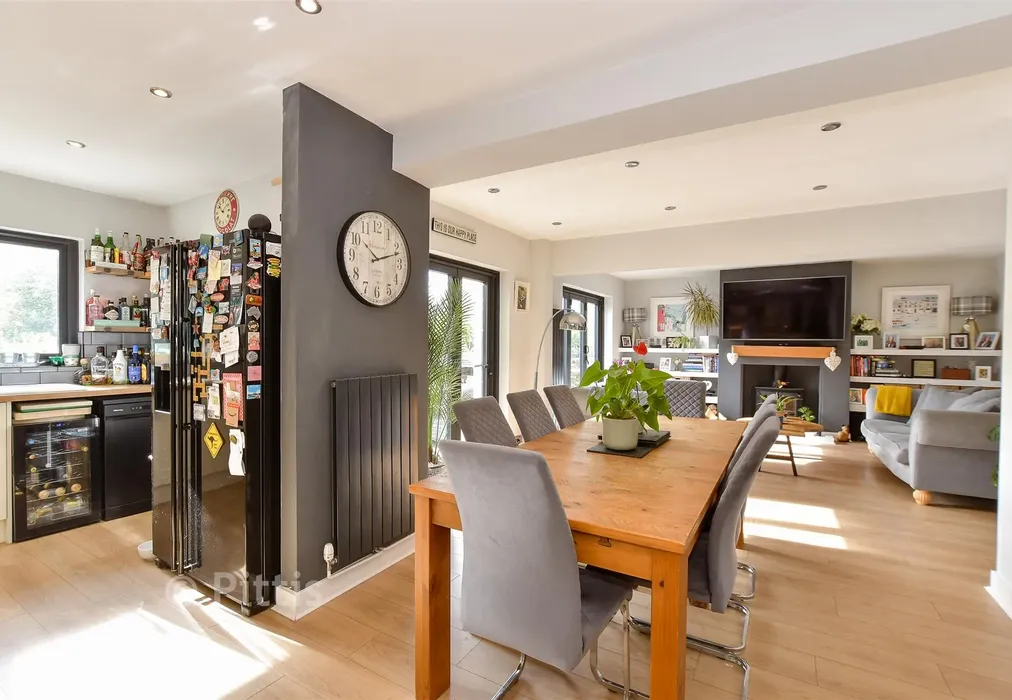 Kitchen - Clatterford Road, Newport, Isle of Wight - Wards of Kent