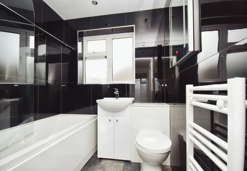 Bathroom - Peter Street Folkestone CT20 - Wards of Kent