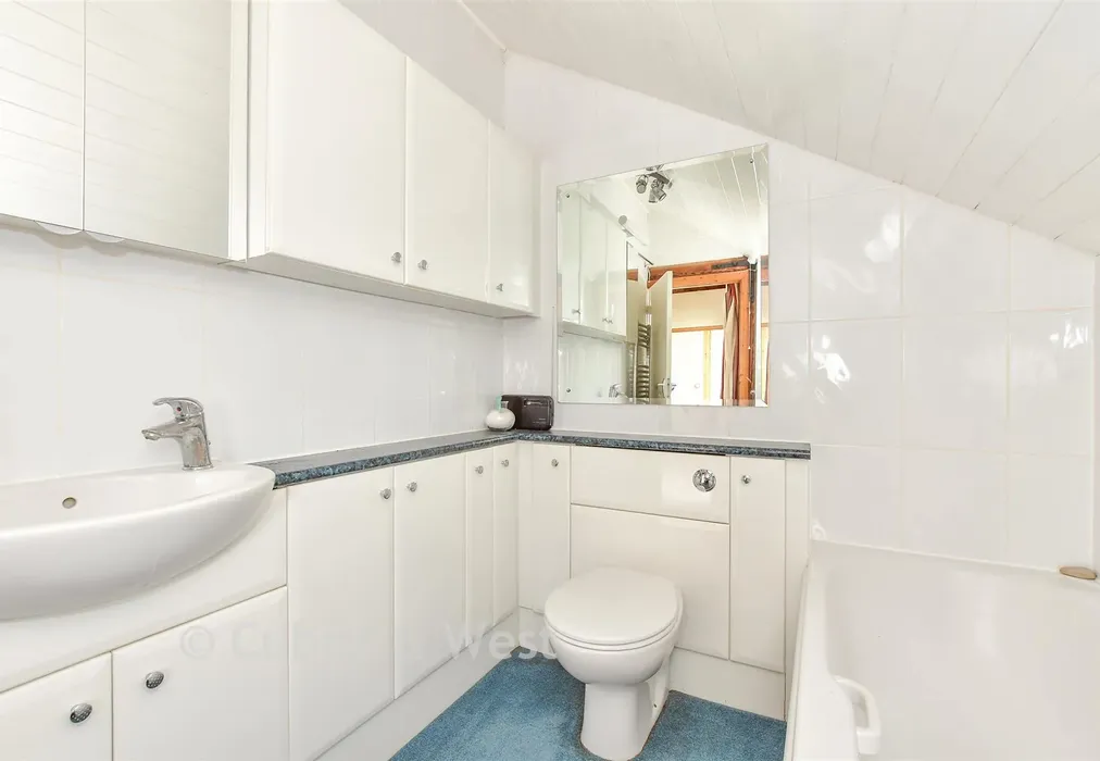 En-Suite Bathroom - Slipper Road, Emsworth, Hampshire - Wards of Kent