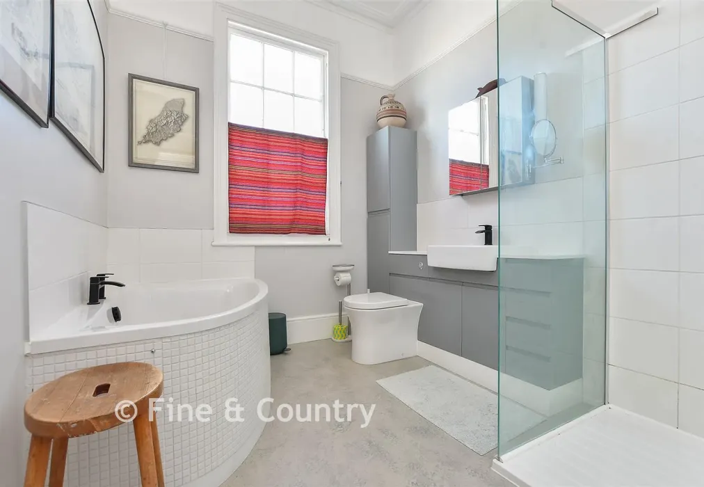 Family Bathroom - Bellevue Road, Ramsgate, Kent - Wards of Kent