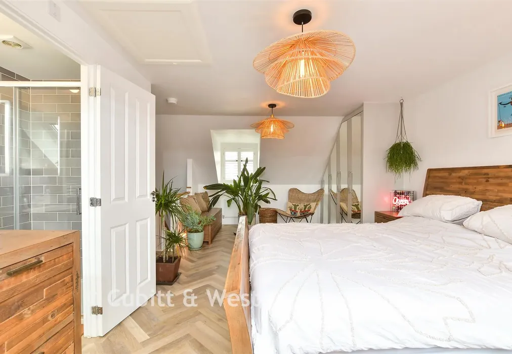 Bedroom 1 - Chaffinch Walk, Peacehaven, East Sussex - Wards of Kent