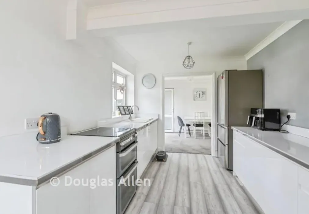 Kitchen - Parsonage Road, Rainham, Essex - Wards of Kent