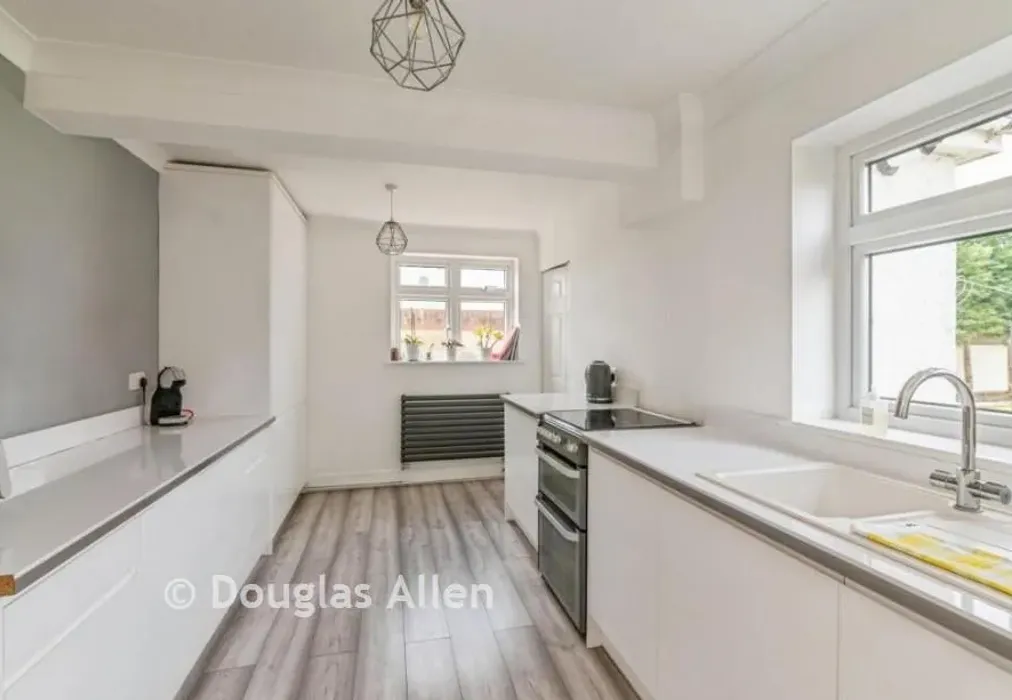 Kitchen - Parsonage Road, Rainham, Essex - Wards of Kent