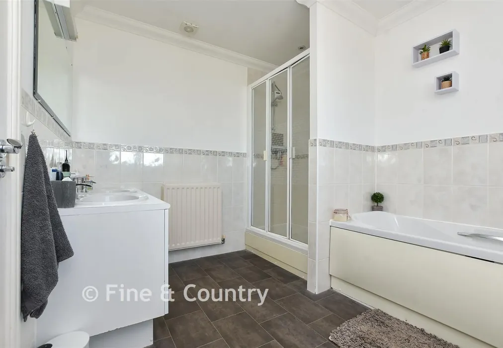 En-Suite Bathroom - Foreland Heights, Broadstairs, Kent - Wards of Kent