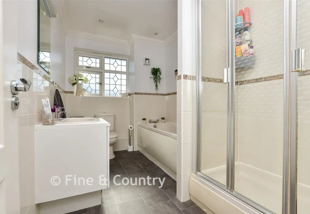 Family Bathroom - Foreland Heights, Broadstairs, Kent - Wards of Kent