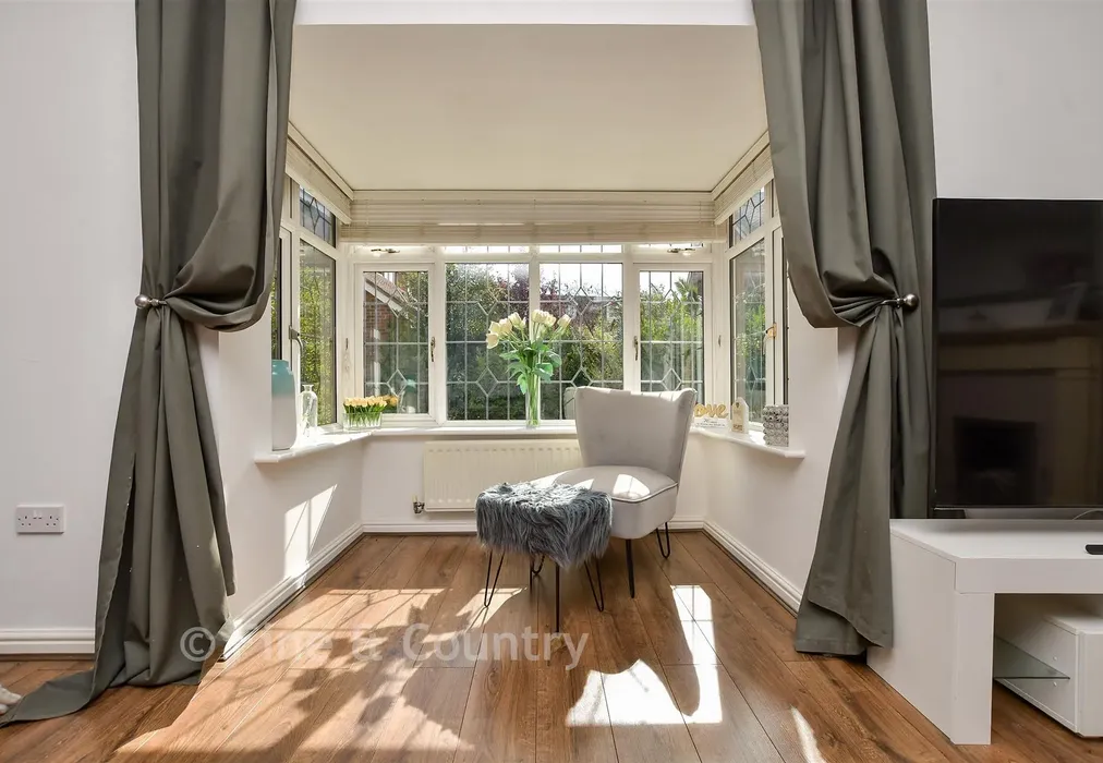 Sitting Room - Foreland Heights, Broadstairs, Kent - Wards of Kent