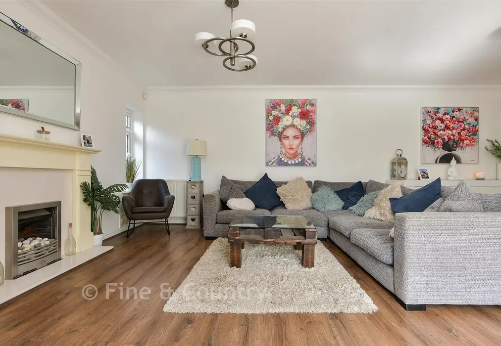 Sitting Room - Foreland Heights, Broadstairs, Kent - Wards of Kent