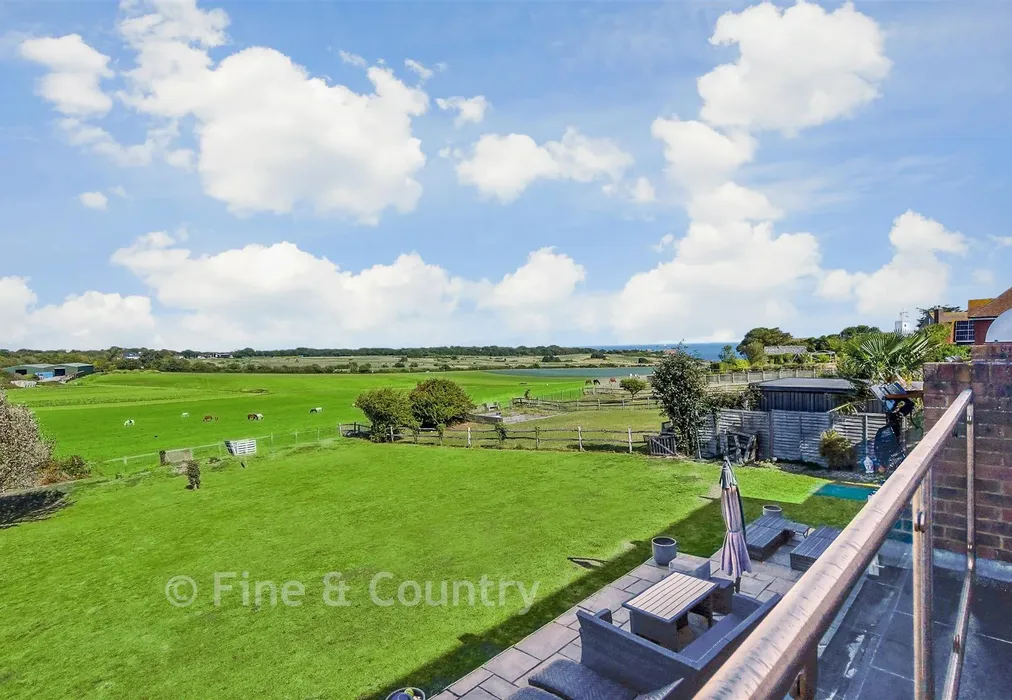 Balcony - Foreland Heights, Broadstairs, Kent - Wards of Kent