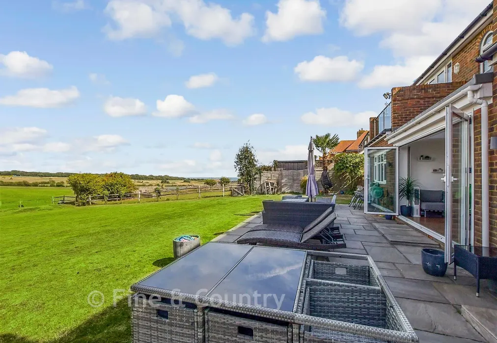 Rear Garden - Foreland Heights, Broadstairs, Kent - Wards of Kent