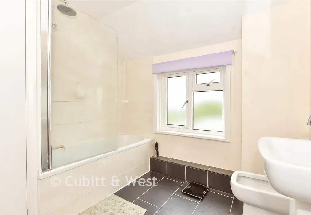 Bathroom - Fitzalan Road, Arundel, West Sussex - Wards of Kent