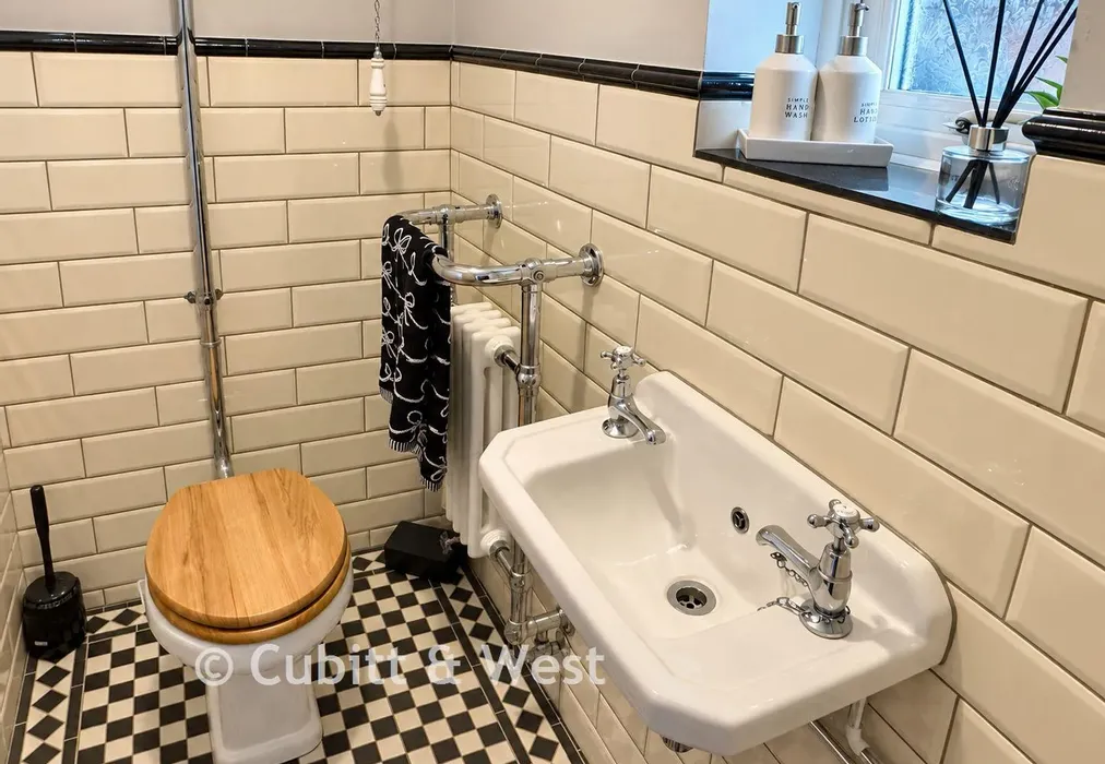 Wc - Swift Close, Ridgewood, Uckfield, East Sussex - Wards of Kent