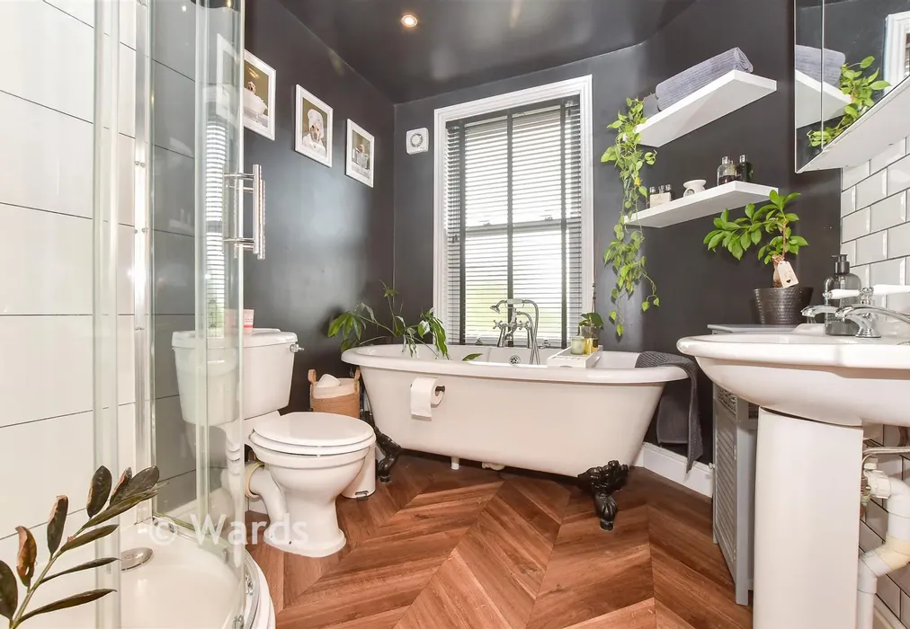 Bathroom - New Road, Eythorne, Dover, Kent - Wards of Kent