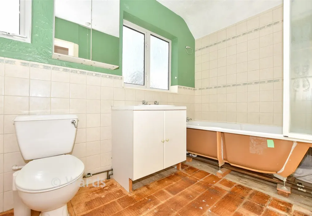 Bathroom - St. John's Road, Whitstable, Kent - Wards of Kent