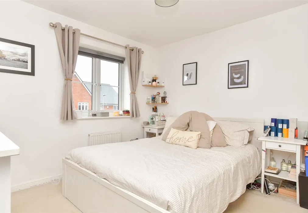 Bedroom 1 - Sun Marsh Way, Gravesend, Kent - Wards of Kent