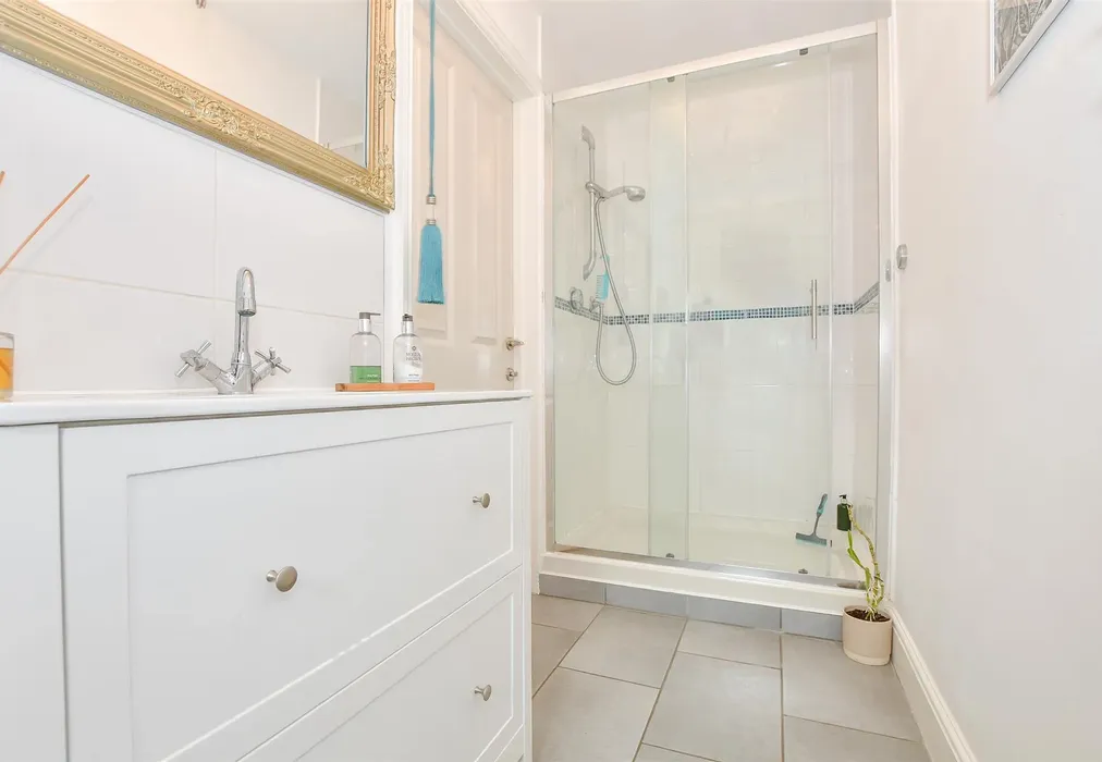 Downstairs Shower - Heath Road, Boughton Monchelsea, Maidstone, Kent - Wards of Kent