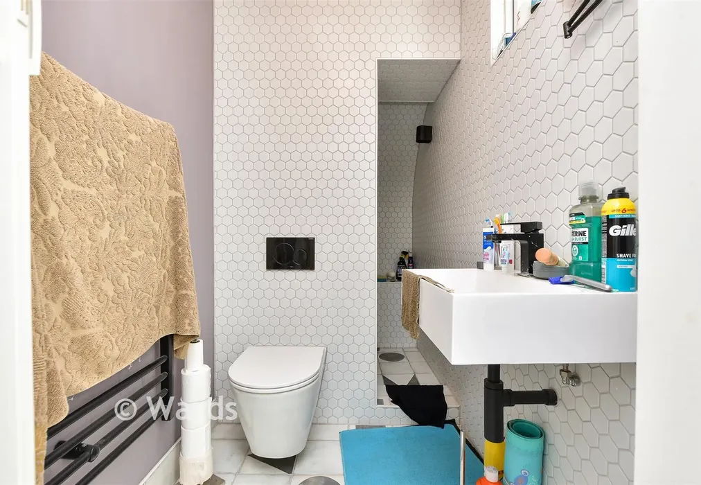 Bathroom - Belmont Road, Broadstairs, Kent - Wards of Kent