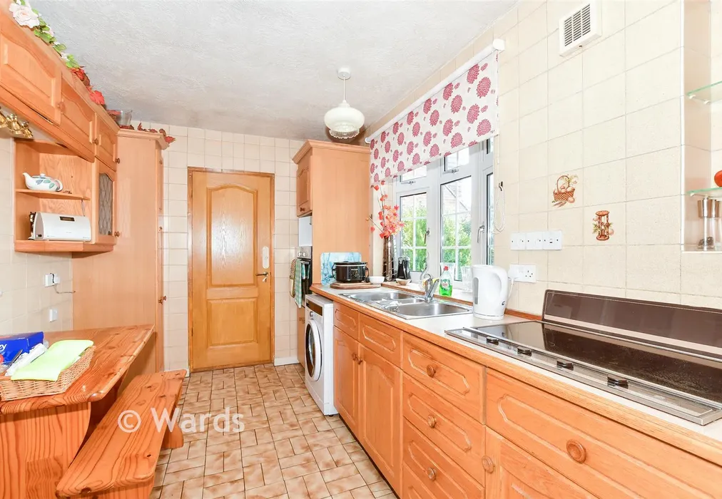 Kitchen - Rectory Lane South, Leybourne, West Malling, Kent - Wards of Kent