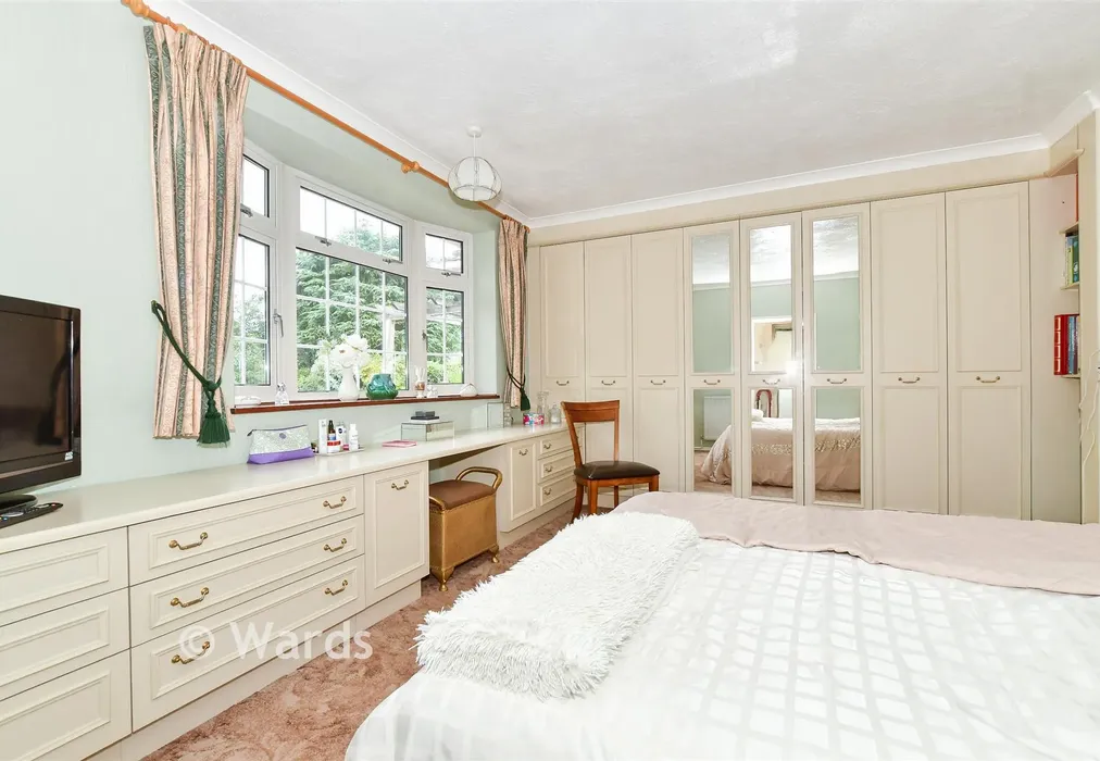 Bedroom 1 - Rectory Lane South, Leybourne, West Malling, Kent - Wards of Kent